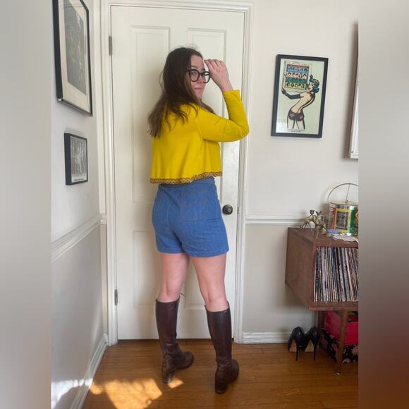 60s Vintage Yellow Cropped Blouse with Keyhole Neckline and Gold Braided Details - Picture 3 of 5